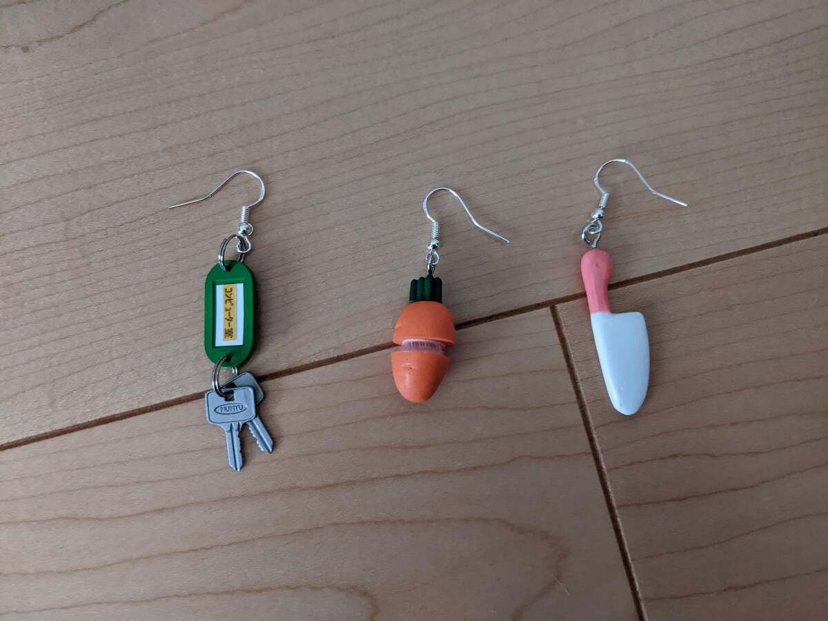ハンドメイド ミニチュア ピアス 3個セット おままごとセット 鍵　にんじん　マジックテープ　包丁　ドールハウス