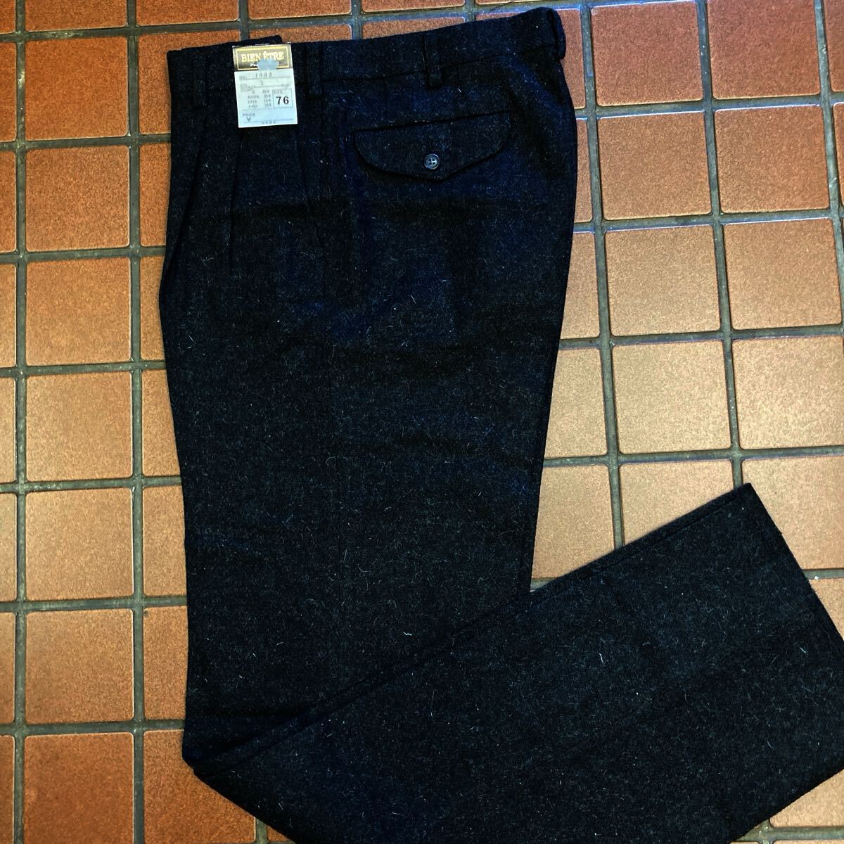 ｛新品｝暖かパンツ ビジネス カジュアル スラックス サイズ 76cm 2タック ツィード系 肉厚生地 ヘリンボーン BIEN ENTRE チャコールグレイ_画像2