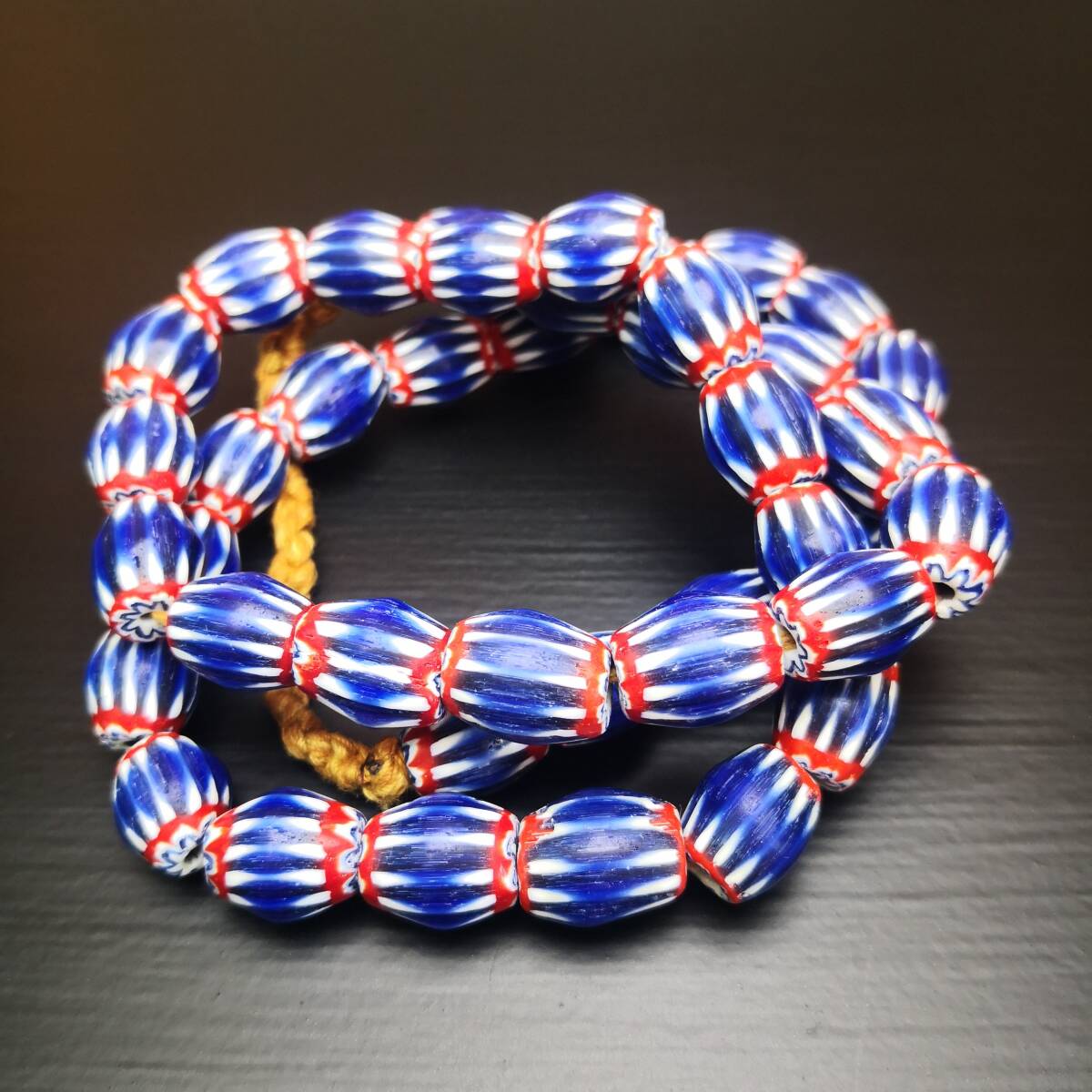 小粒 ブルーシェブロン ６層 一連 全42粒 ネックレス ガラスビーズ アクセサリー製作用素材