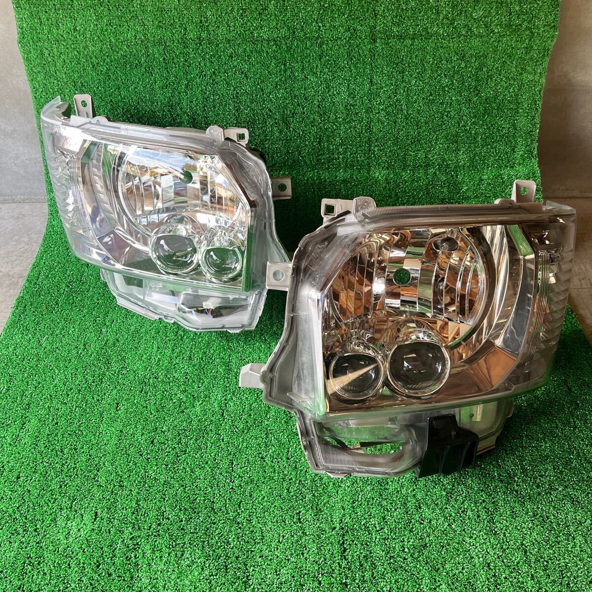 200系ハイエース中古右LEDヘッドランプ81145-26A31 200系ハイエース中古右LEDヘッドランプ81145-26A31