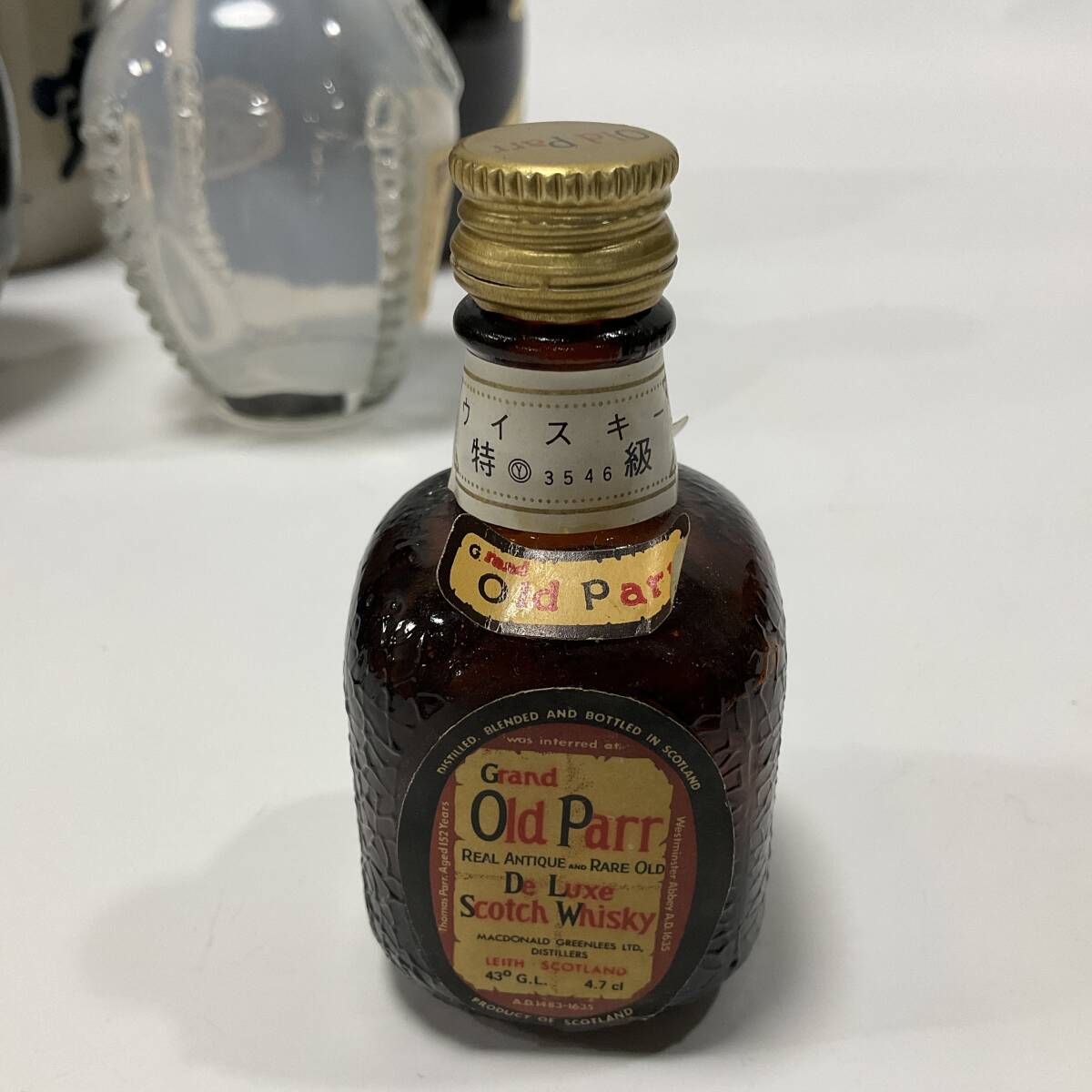 【60543T】酒瓶 空きボトル6點(diǎn) 豬口1點(diǎn) ミニボトルウイスキー 未開栓古酒 Old Parr まとめて8點(diǎn) 経年保管品 現(xiàn)狀品