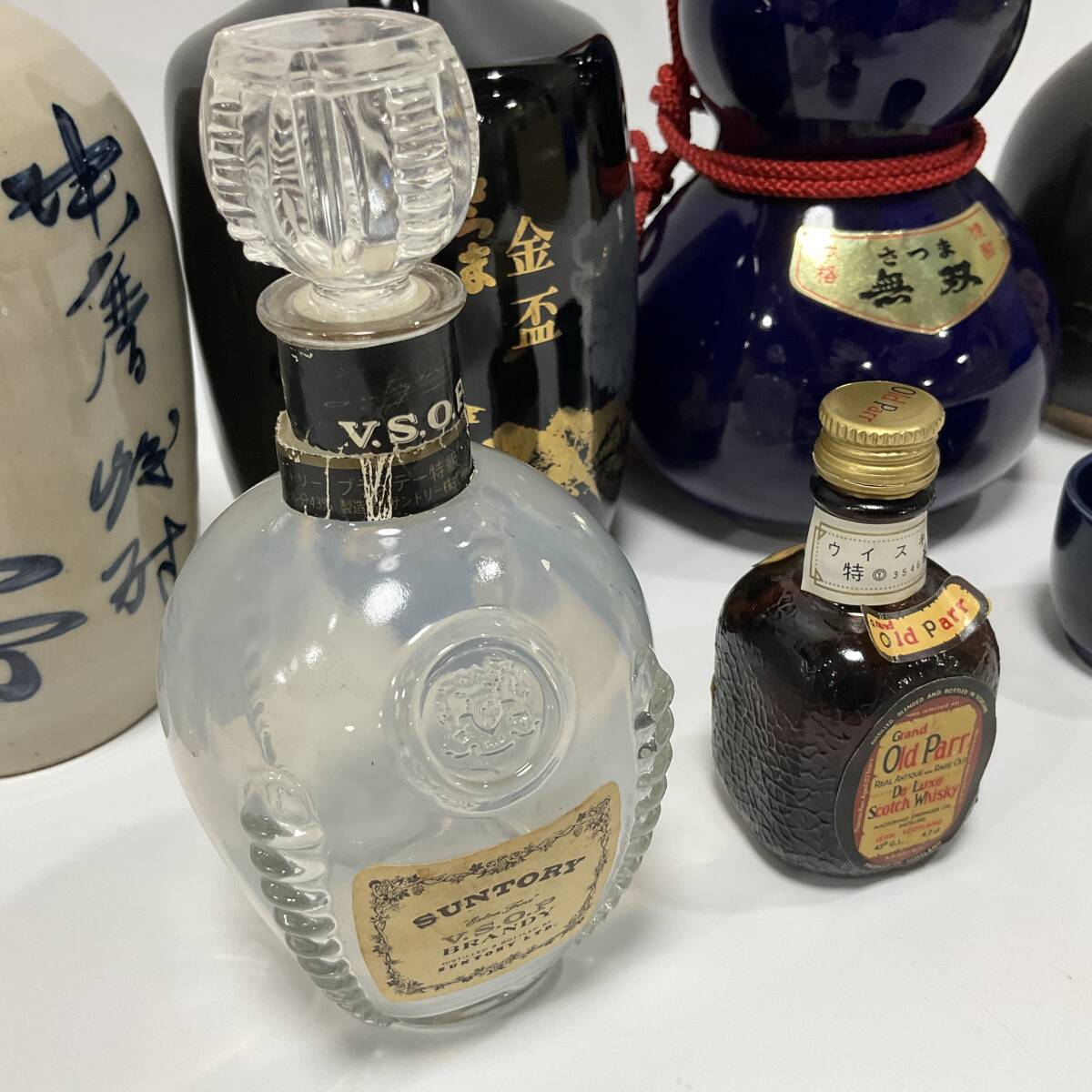 【60543T】酒瓶 空きボトル6點(diǎn) 豬口1點(diǎn) ミニボトルウイスキー 未開栓古酒 Old Parr まとめて8點(diǎn) 経年保管品 現(xiàn)狀品