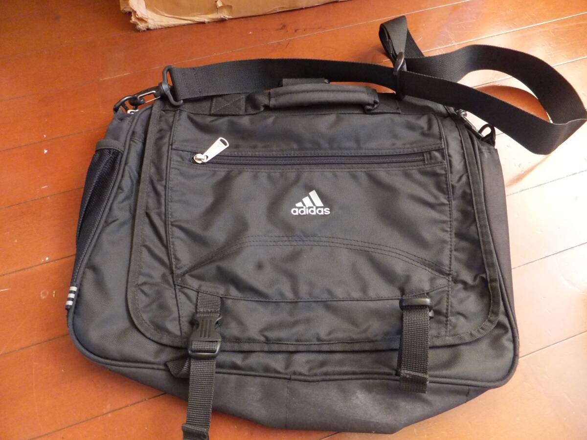adidasアディダスのバッグを格安で！