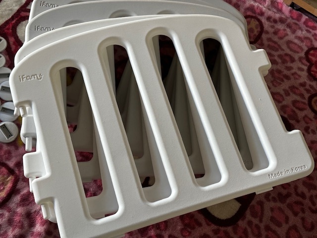 〔777-2〕☆iFam ベビーサークル 　75㎝パネル 6枚 (ライトグレー4枚、ホワイト 2枚) ☆