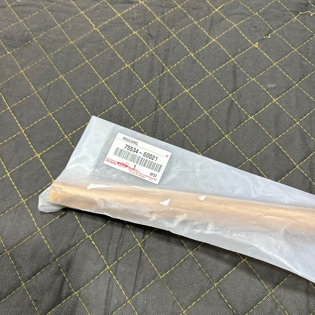 新品　トヨタ純正　ランドクルーザー 100 品番　75534-60021 モールディング左_画像2