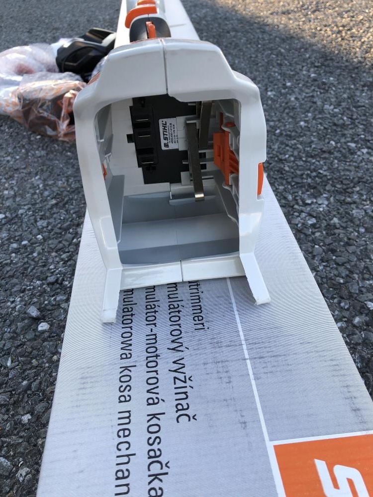 001♪未使用品♪STIHL スチール 刈払機 FSA57 バッテリー充電器 001♪未使用品♪STIHL スチール 刈払機 FSA57 バッテリー充電器