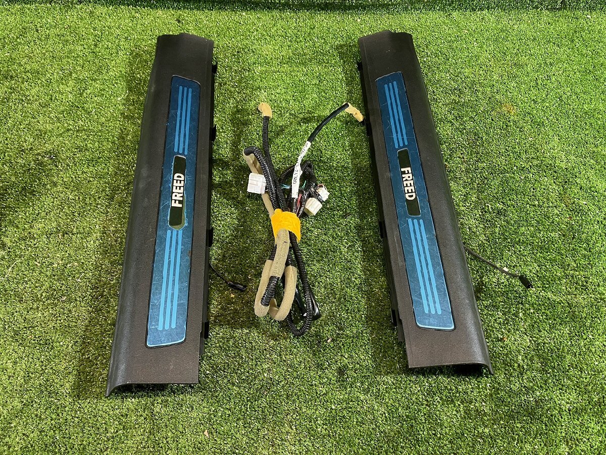 S管理76963 H26 フリード GB3】★ホンダ 純正オプション 左右 青イルミ付き スカッフプレート ★點(diǎn)燈確認(rèn)OK品 トリムA