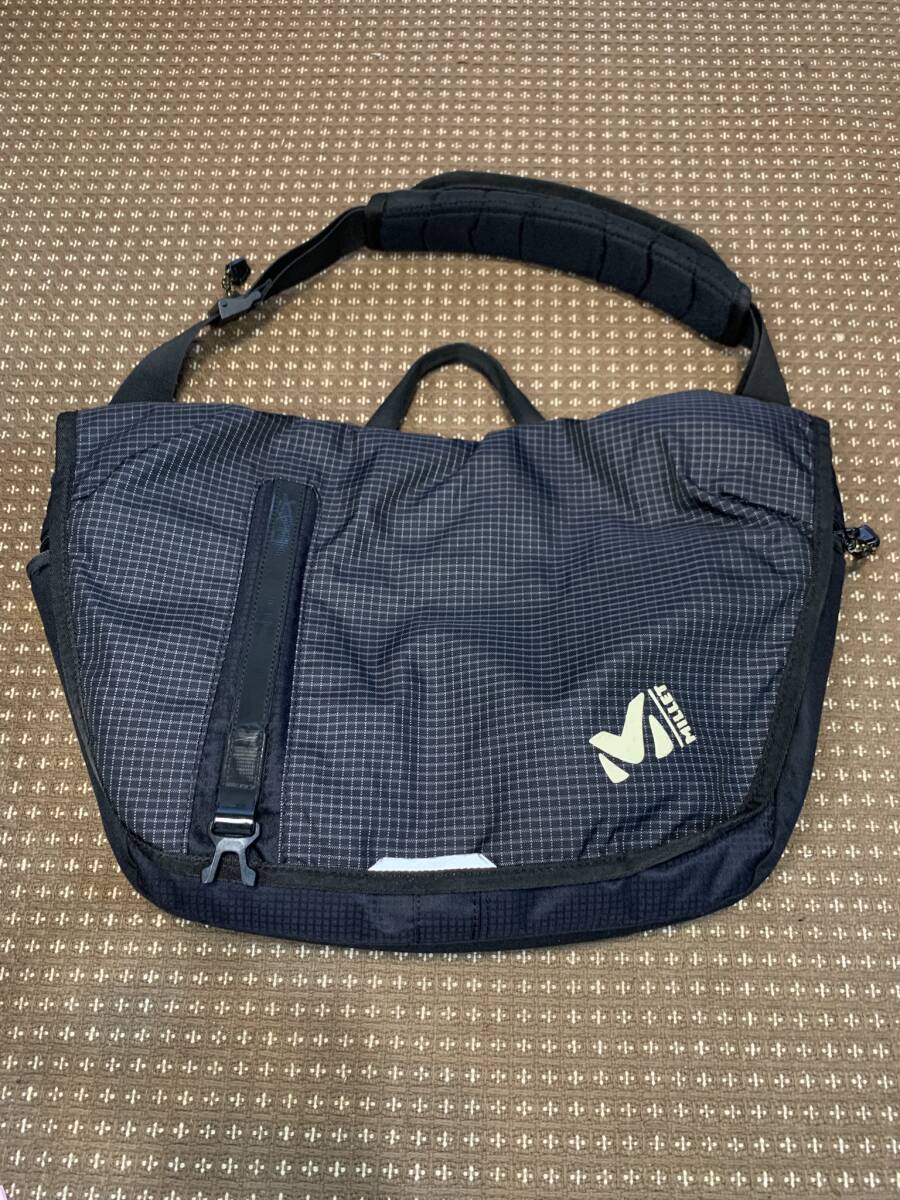 MILLET　ミレー　ショルダーバッグ ／ 黒 ／ サイズ（約）：縦31×横31～48㎝×奥行6.5cm☆彡