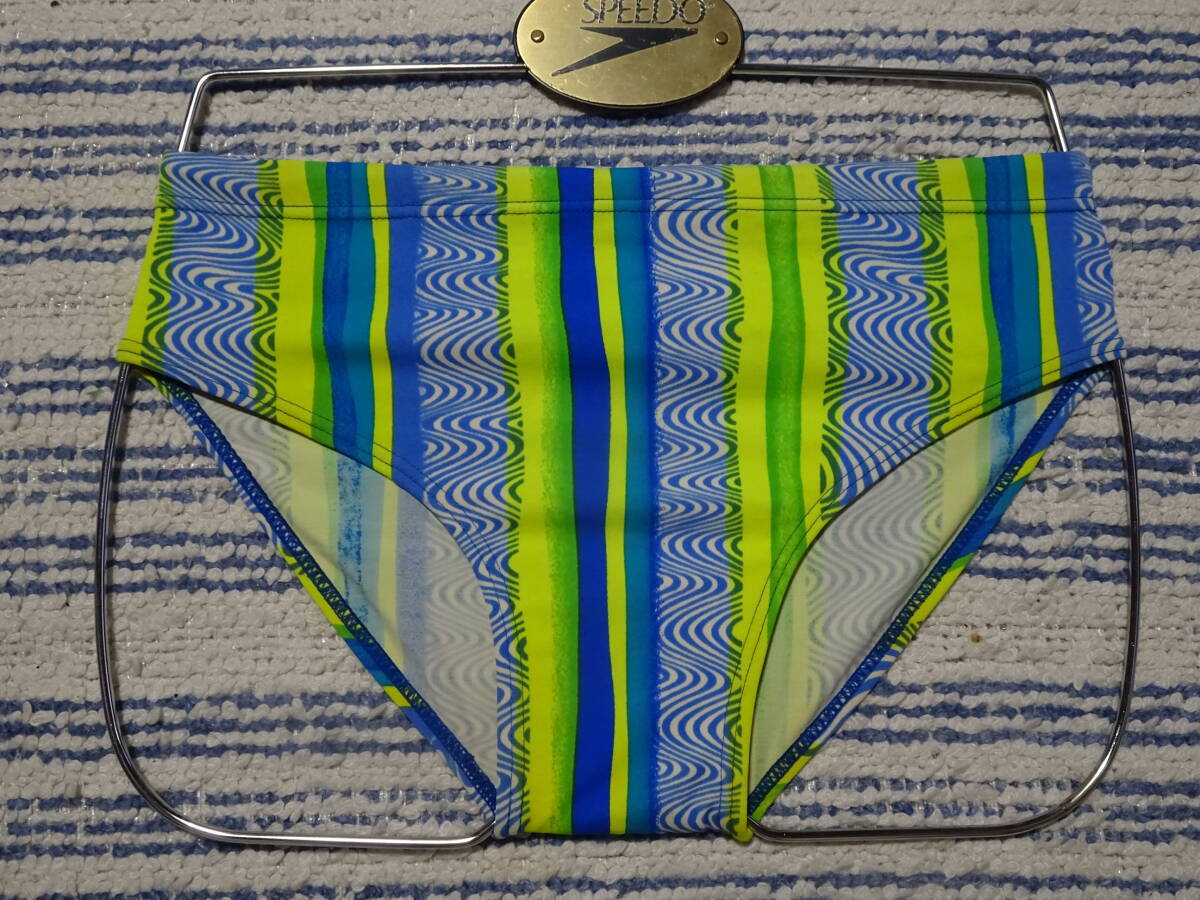228　GARDAブランド（韓国製）　おしゃれなエナメル風スイムビキニパンツ　Size90（M）　グリーン×ブルー×ネイビーのストライプ柄　中古