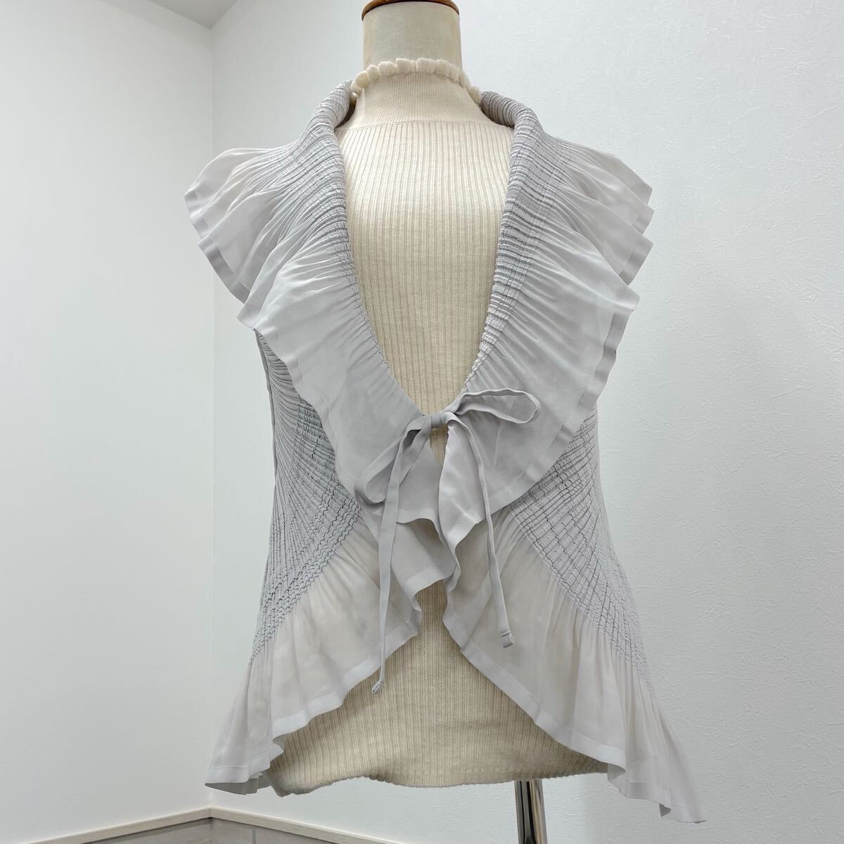 美品＊プリーツ加工フリルベスト＊ライトグレー