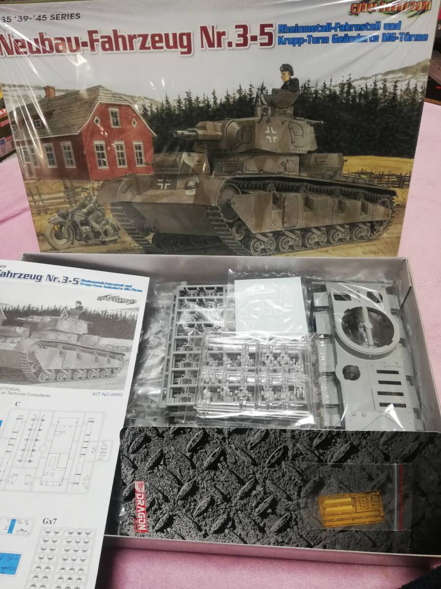 ドラゴン 1/35 WWⅡドイツ軍 ノイバウファールツォイク 多砲塔戦車(3-5号車）_画像1