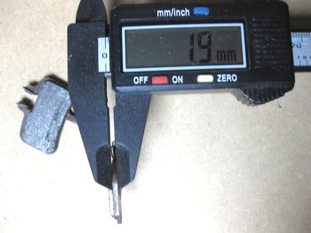 バックプレート厚1.9mm。