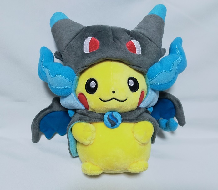 美品★ポケモンセンター メガリザードンXのポンチョを着たピカチュウ ぬいぐるみ