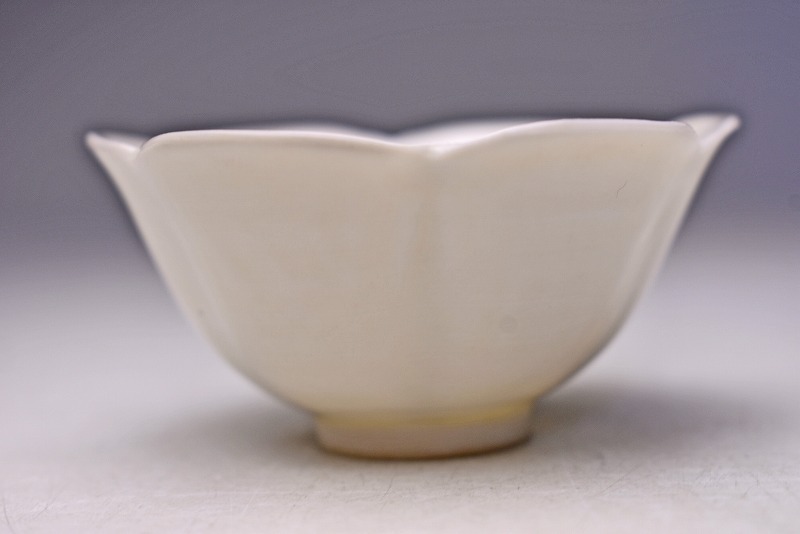 川瀬竹志作 白磁 輪花 盃 共箱 共布 酒器 川瀬竹志 ☆ 白磁輪花ぐい呑 ☆ 共箱共布 ☆ 川瀬忍 の弟