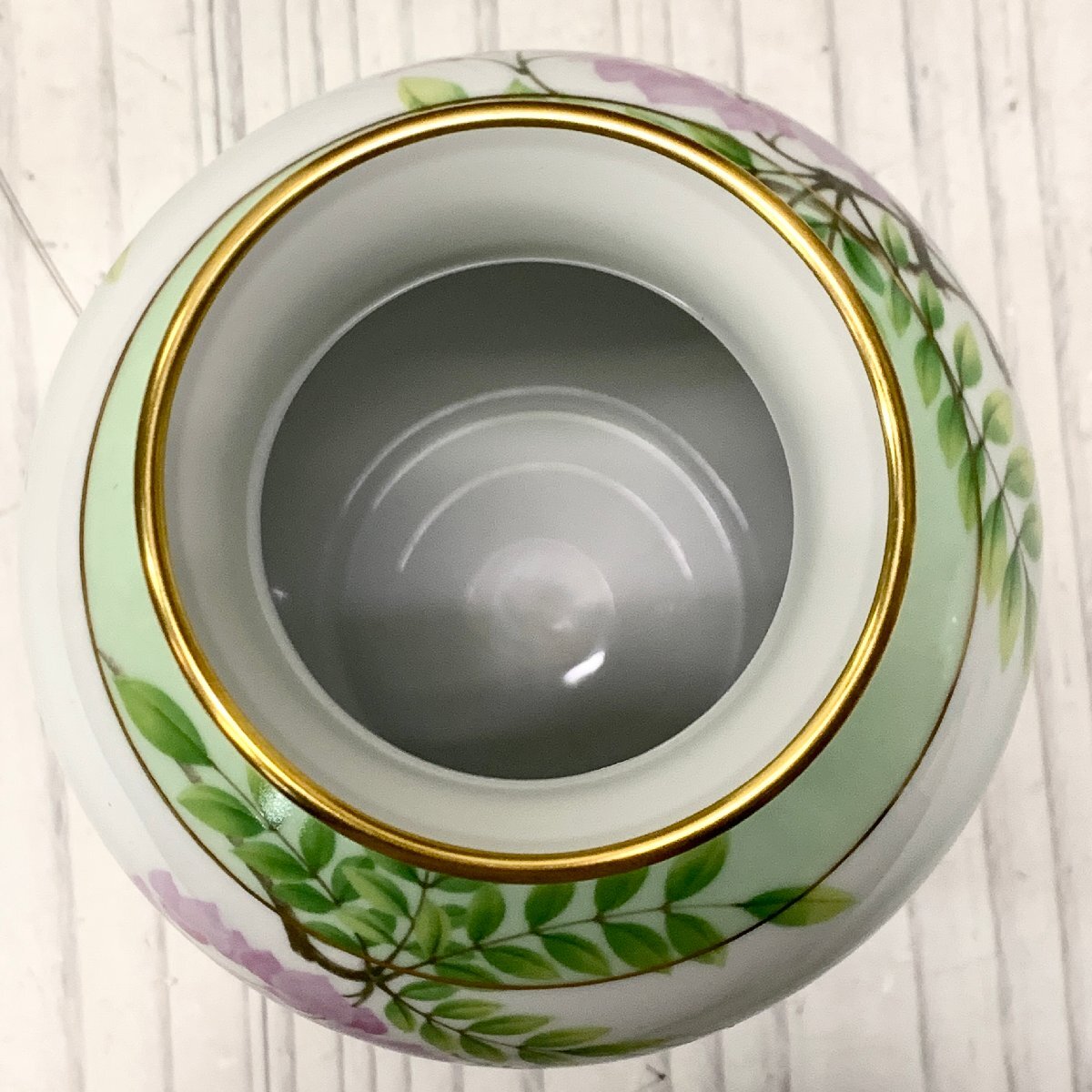 s001 N4(80) 大倉陶園 OKURA 花瓶 藤の花 高さ27.5cm 花器 金彩 s001 N4(80) 大倉陶園 OKURA 花瓶 藤の花 高さ27.5cm 花器 金彩