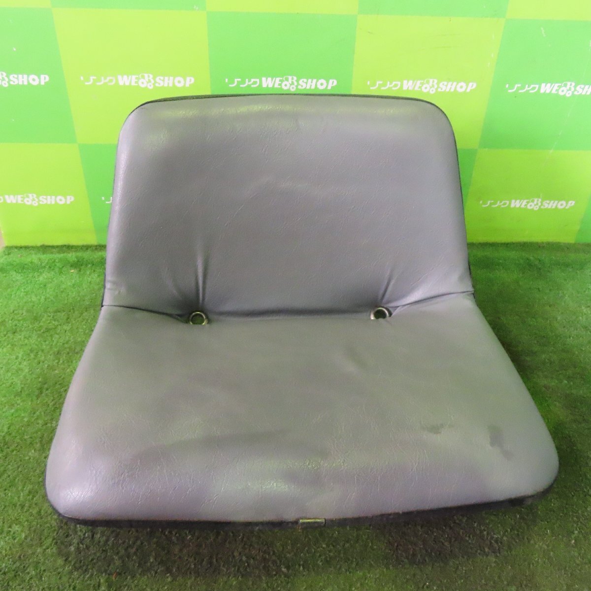 岩手 前沢 7 ヤンマー 田植機用 イス 取付内幅約141mm 取付ピン径約7.8mm 座席 シート いす 椅子 田植え機 RR5 部品 パーツ 中古 東北_画像2