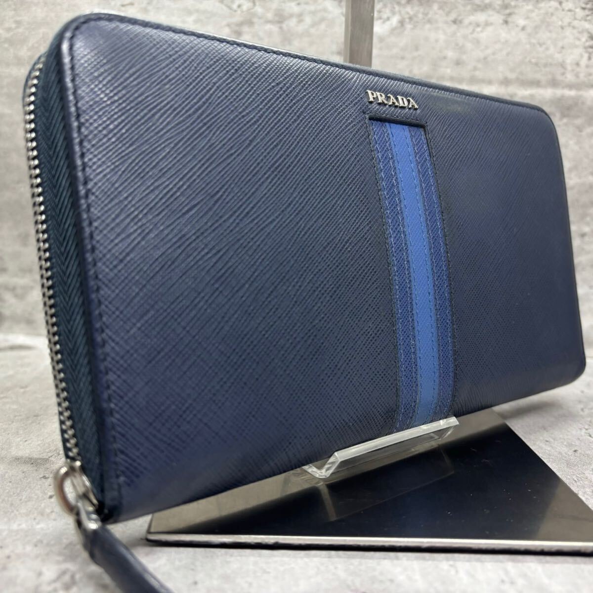 極美品】プラダ 長財布 ラウンドファスナー メタルロゴ 極美品】プラダ 長財布 ラウンドファスナー メタルロゴ