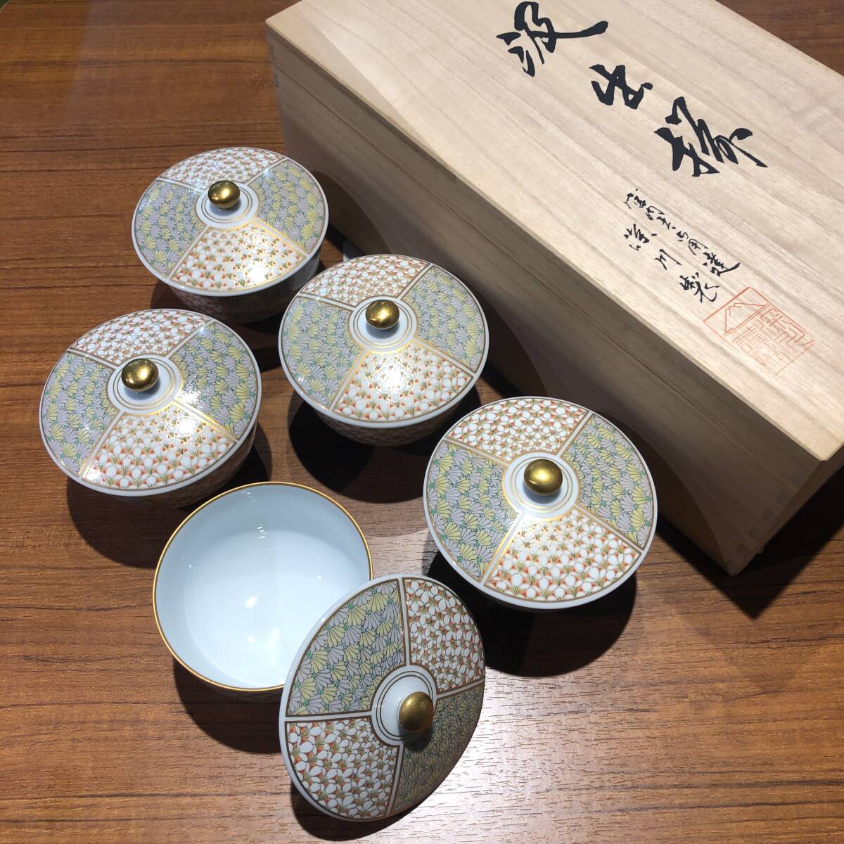 〈送料無料〉深川製磁 梅菊地紋 茶碗 茶器 蓋付き 金彩 汲出碗 小鉢 デザートカップ カップ 湯呑み ふた付き 深川 深川製