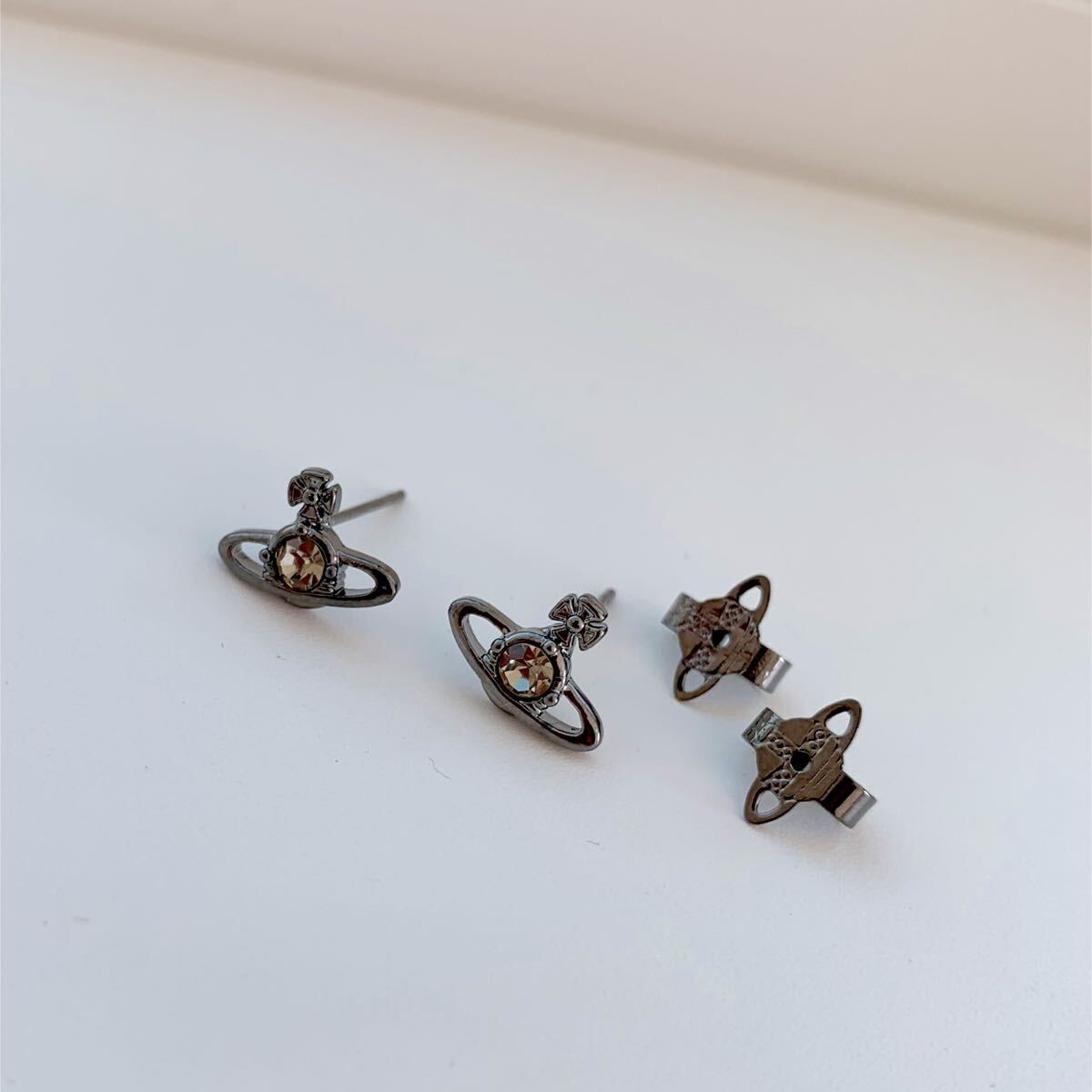 最新デザインの ヴィヴィアンウエストウッド オーブピアス ガンメタ ブラック アクセサリー
