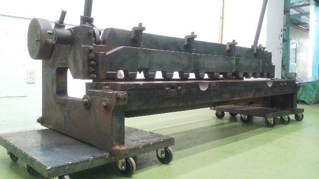 K69275】型番、メーカー不明 板金切断機 プレス切断機 幅約2M K69275】型番、メーカー不明 板金切断機 プレス切断機 幅約2M