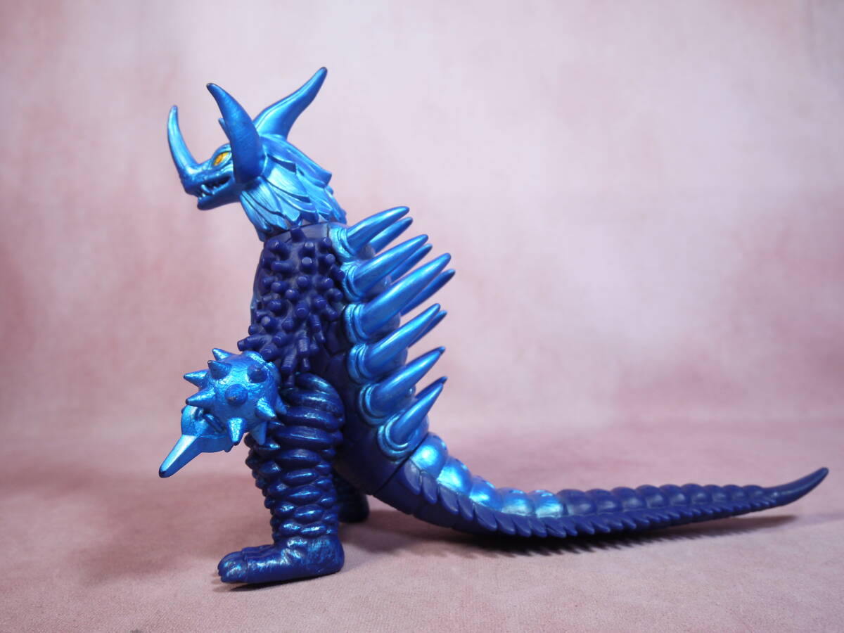 ウルトラ怪獣シリーズDX タイラント　メタリックブルー　ソフビ　バンダイ　全高19センチ