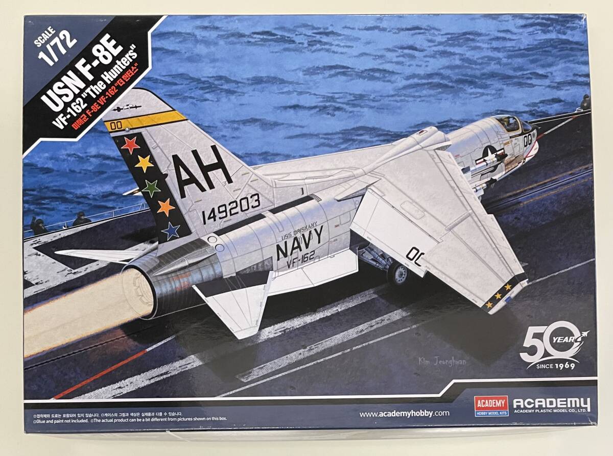 送料660円～ 希少 中袋未開封 未組立品 アカデミー 1/72 F-8E クルセイダー VF-162 ザ ハンターズ カルトグラフ製デカール付属 プラモデル