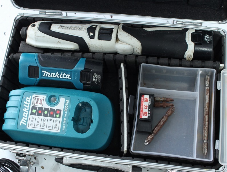 【即決】makita マキタ 充電式ペンインパクトドライバ TD021DSW フラッシュライト 充電器 バッテリ2個付き