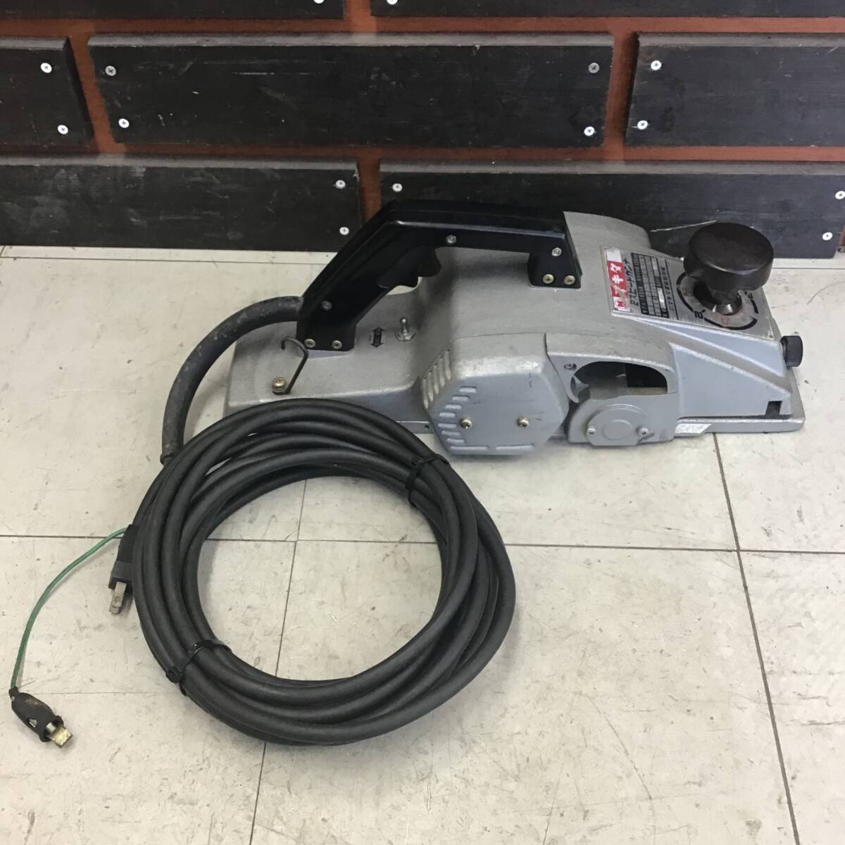 【現状品】 マキタ/makita 2スピード電気カンナ 1804N ■送料無料・代引き・店頭受取対応■