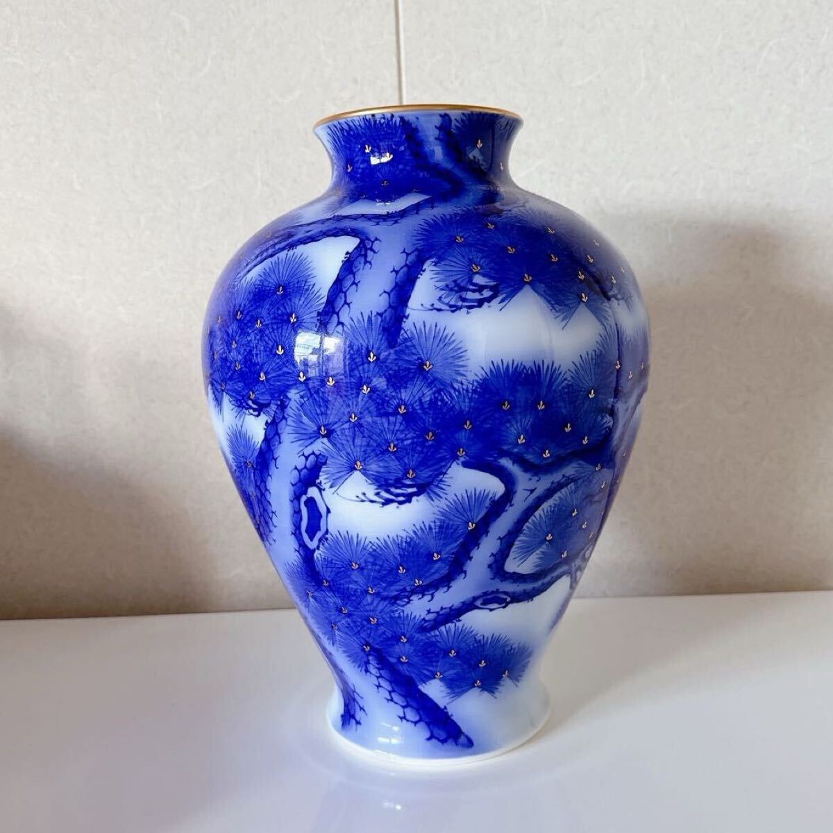 香蘭社花瓶 松 染錦模様 老松文 高さ34cm 磁藝工房謹製 染 香蘭社花瓶 松 染錦模様 老松文 高さ34cm 磁藝工房謹製 染