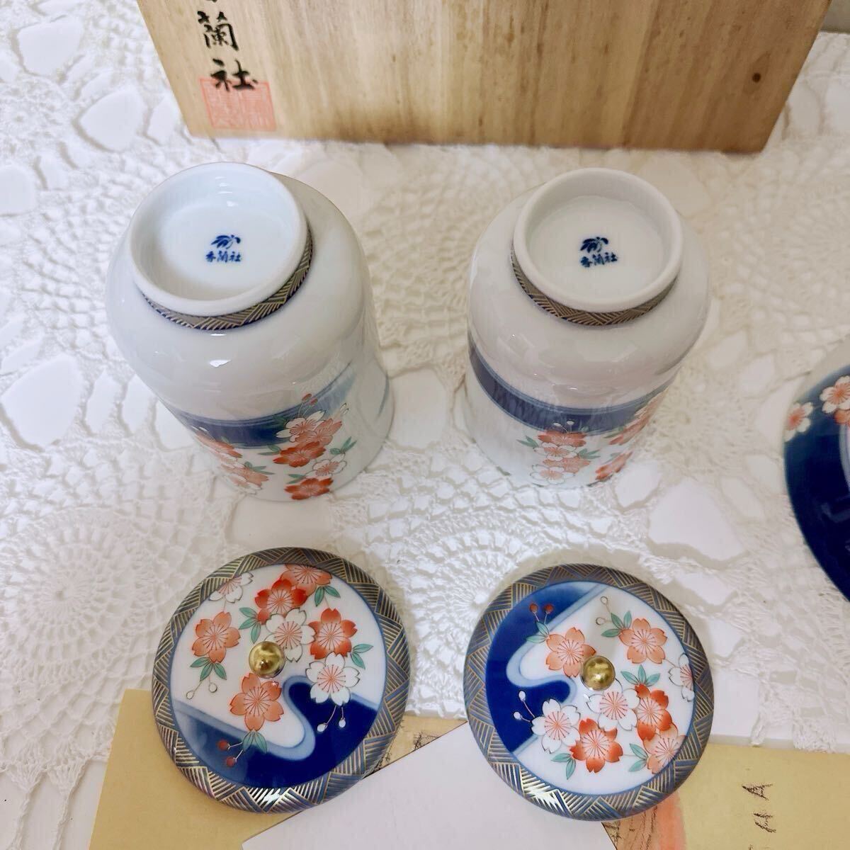 113/未使用 香蘭社 桜流水 睦揃 夫婦茶碗 ペアセット 湯呑 お 113/未使用 香蘭社 桜流水 睦揃 夫婦茶碗 ペアセット 湯呑 お