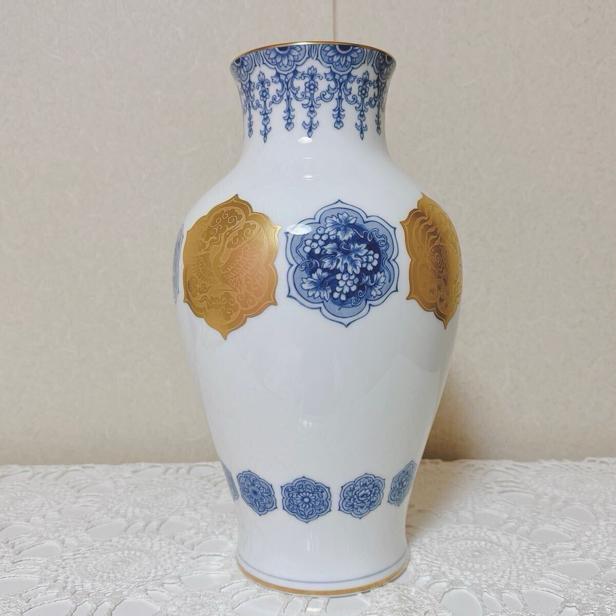 7016/ 未使用 OKURA 大倉陶園 花瓶 呉須金蝕 雲鶴鯉文 花器 金彩 高35.5cm 花入 陶器インテリア