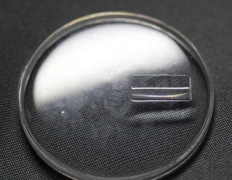 オメガ OMEGA 風防 ガラス　32.8mm デイト付・日付窓あり・DATE　Ωマーク入　 テンションリングなし 新品　廃業予定の時計職人
