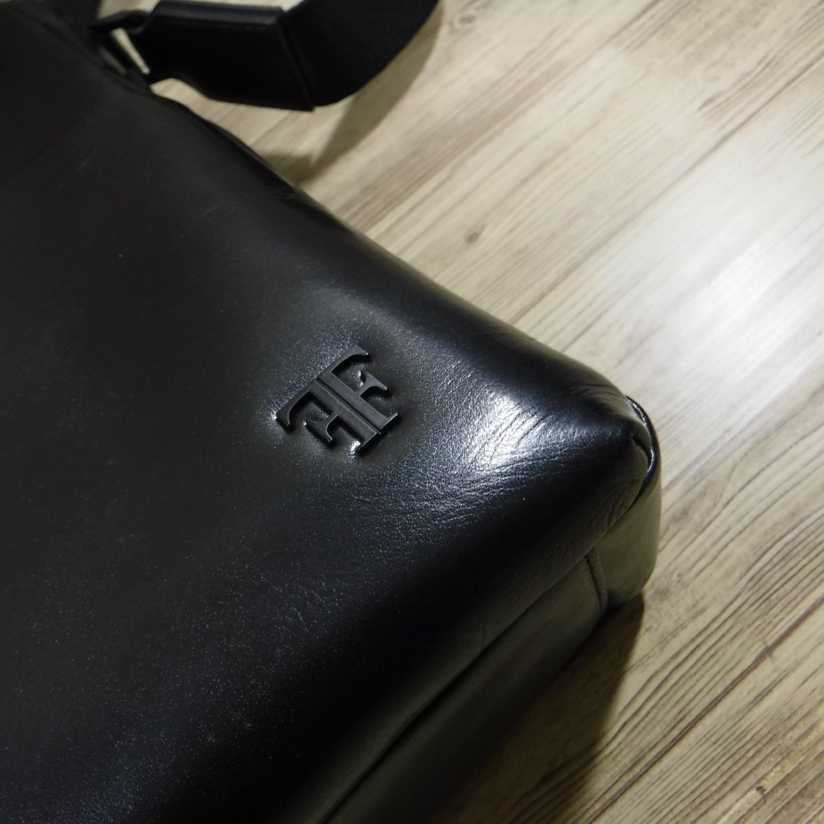 BB565 フジタカ 定価49500円 新品 黒 レザーショルダーバッグ 牛革 A4 軽量 オンオフ兼用 ビジネスバッグ 619102 ブラック FT by FUJITAKA_画像9