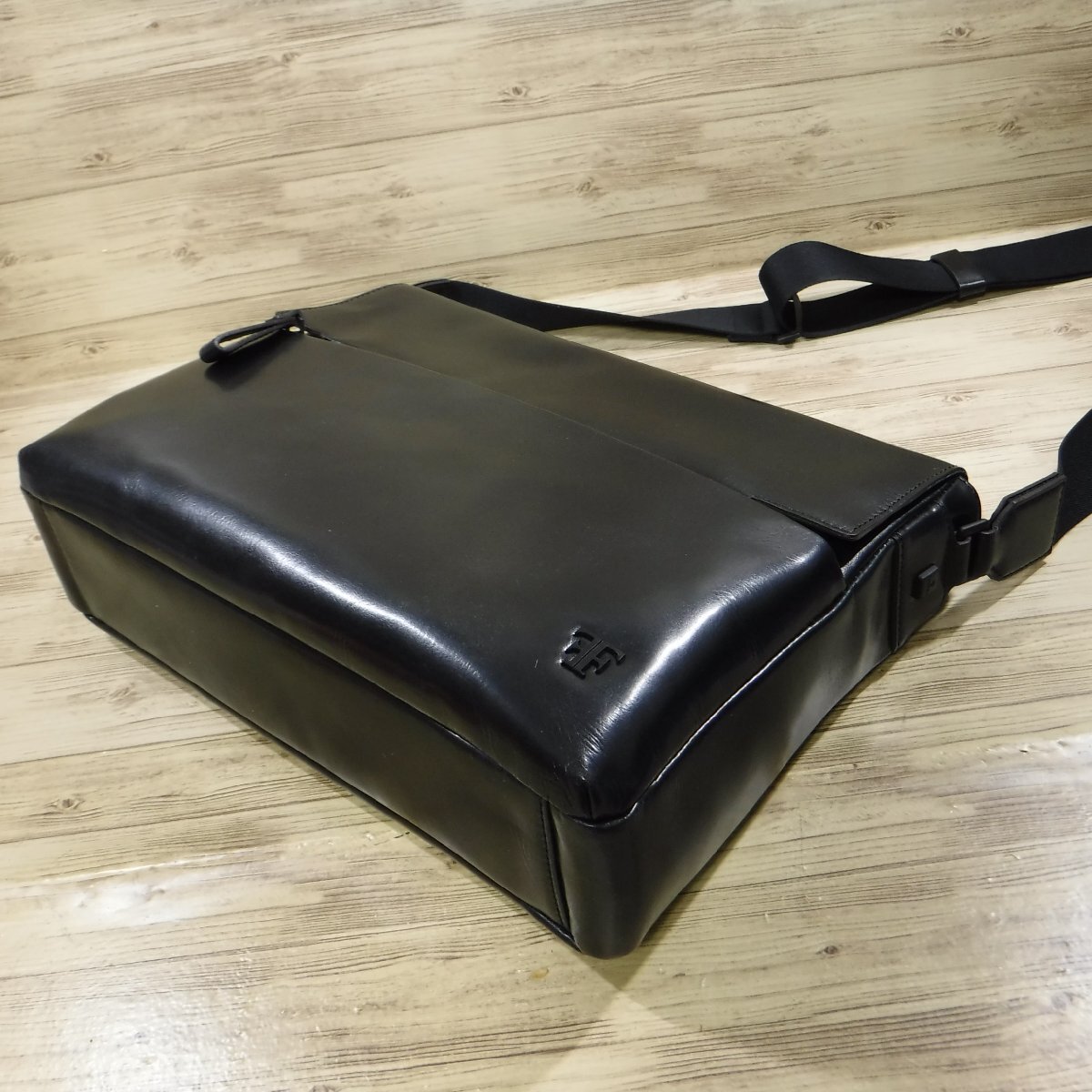 BB565 フジタカ 定価49500円 新品 黒 レザーショルダーバッグ 牛革 A4 軽量 オンオフ兼用 ビジネスバッグ 619102 ブラック FT by FUJITAKA_画像6