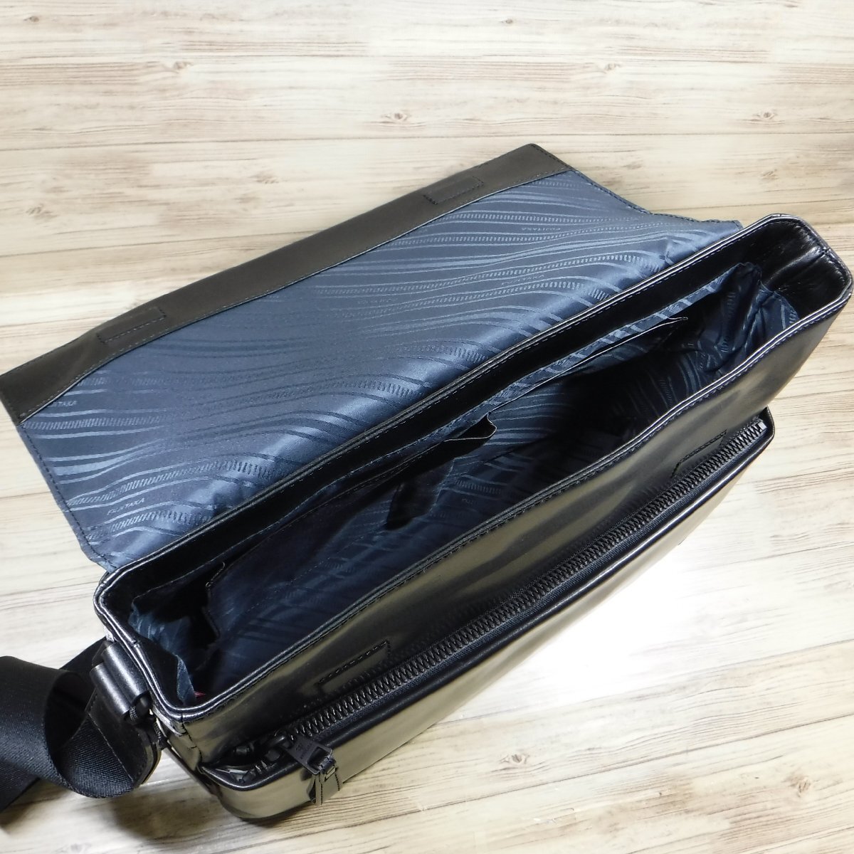 BB565 フジタカ 定価49500円 新品 黒 レザーショルダーバッグ 牛革 A4 軽量 オンオフ兼用 ビジネスバッグ 619102 ブラック FT by FUJITAKA_画像7