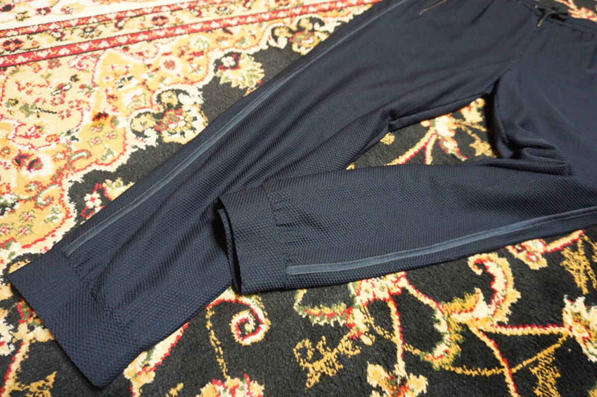 アルマーニが今1番力を入れているワッフルメッシュ製ストレッチ ジョガーパンツ アルマーニが今1番力を入れているワッフルメッシュ製ストレッチ