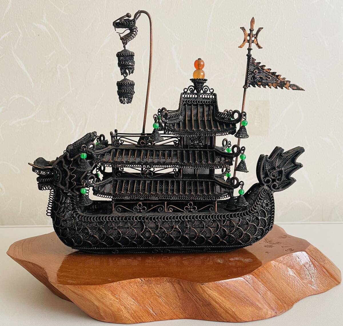 銅線で作られた龍の形をした船体を持つ観賞用ボート ワイヤー 銅線で作られた龍の形をした船体を持つ観賞用ボート ワイヤー