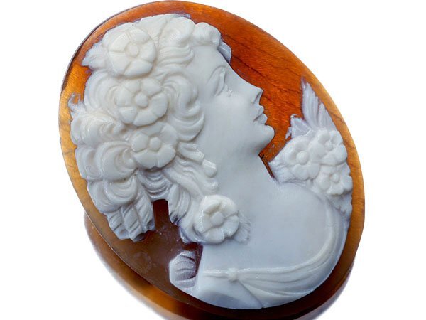 【ジュエリー極】作家品 裏面サイン有 花飾りと綺麗な貴婦人 シェルカメオルース 35.0ｍｍ×26.2ｍｍ a1548i【送料無料】
