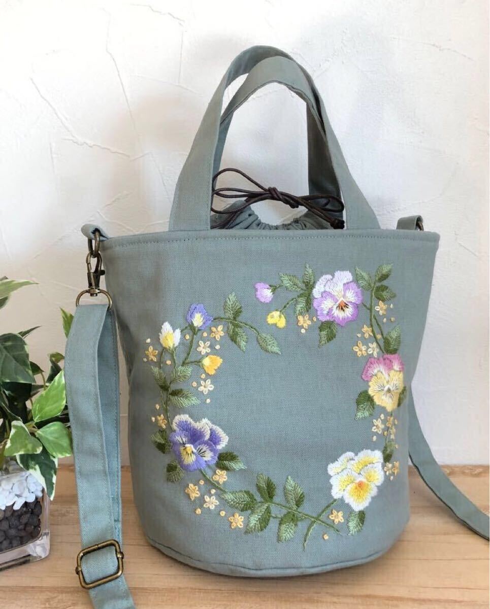 ハンドメイド☆手刺繍　ビオラ ハートブーケ　丸底　巾着トート　ショルダー　2WAYバッグ