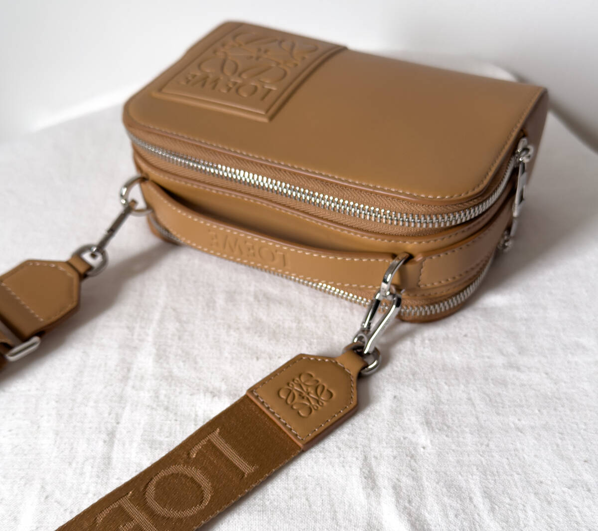 新品 ロエベ カメラ クロスボディバッグ ミニ ウォームデザート