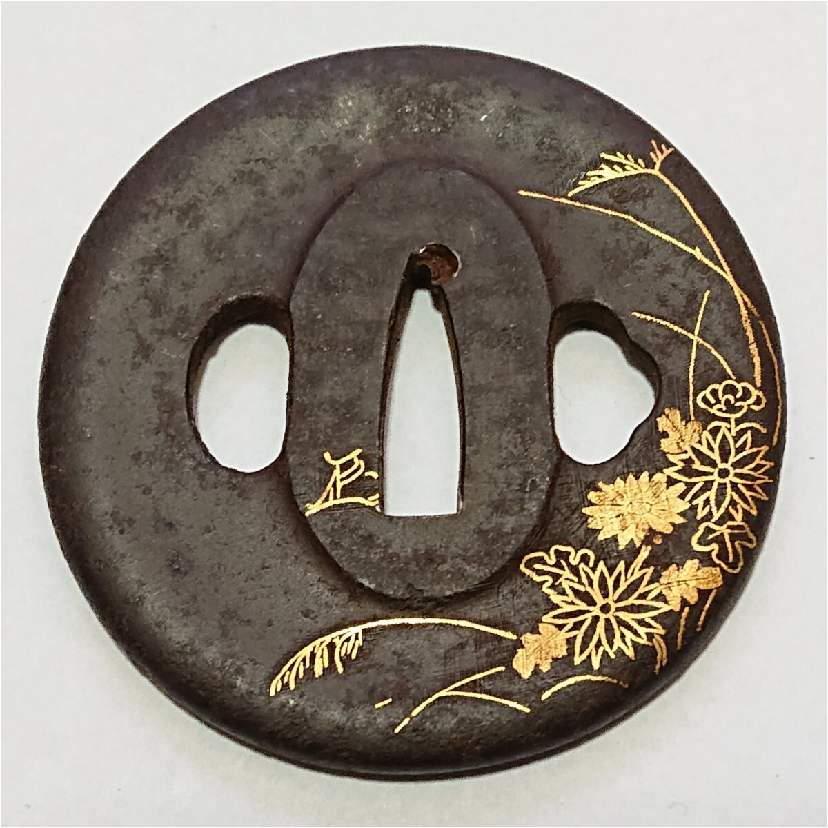 【 刀装具 】 無銘 京献上鐔 金象嵌 花押 布目象嵌 平象嵌 鉄地 秋草図 約6.4cm 