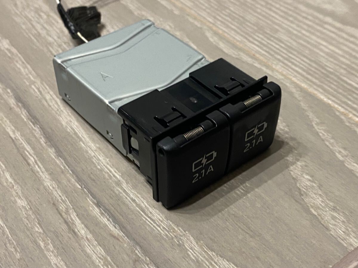 美品トヨタ純正USBチャージャーソケット 80系ノア/ヴォクシー/エスクァイア 前期/后期/ハイブリッド等 85532-33010 管理番號Y0108