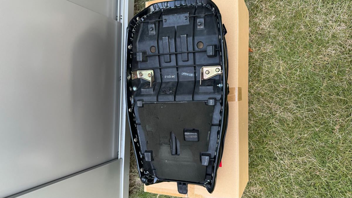 ゼファー750 純正加工川口シート 猫背 ノッチ仕様 ゲルザブ入り ゼファー750 純正加工川口シート 猫背 ノッチ仕様 ゲルザブ入り