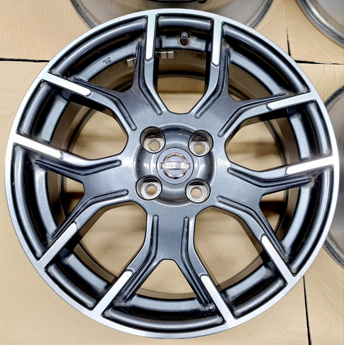 美品】日産 ノート ニスモS 純正 17インチ ホイール 4本セット 美品】日産 ノート ニスモS 純正 17インチ ホイール 4本セット