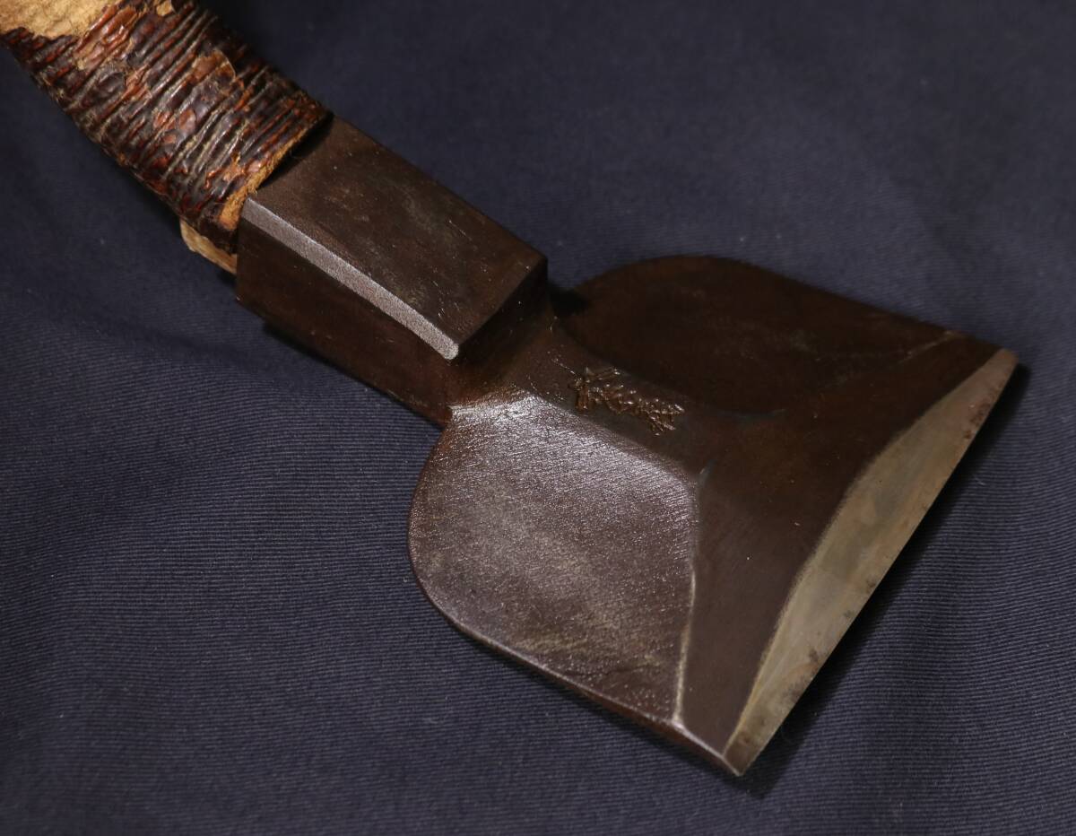 違い矢紋 奈義 短柄手斧 刃幅96mm 重量740g 釿 宮大工 ハツリ道具 チョウナ チョンナ ちょうな ちょんな