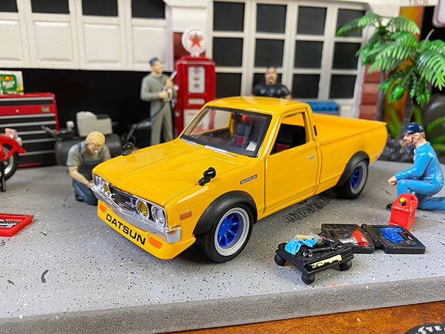 マイスト　1973年ダットサン　ピックアップトラック620カスタム　ダイキャストミニカー　1/24スケール　■　アメリカン雑貨　（オレンジ）