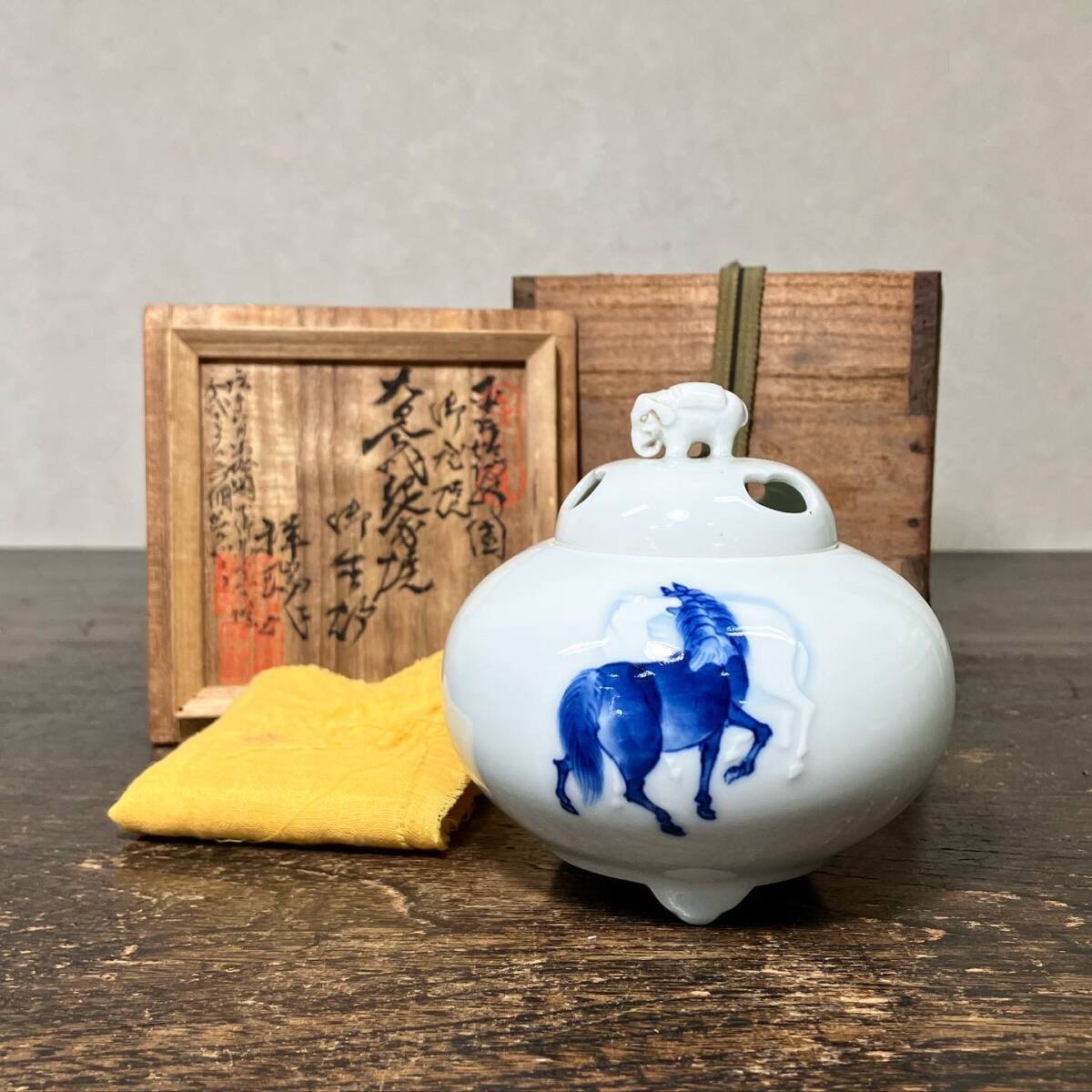 京都⑧ 旧家引き上げ品22 明治期 平戸焼 鶴峰祥瑞 作 染付双馬陽刻漢詩紋 香炉 共箱共布 茶道具