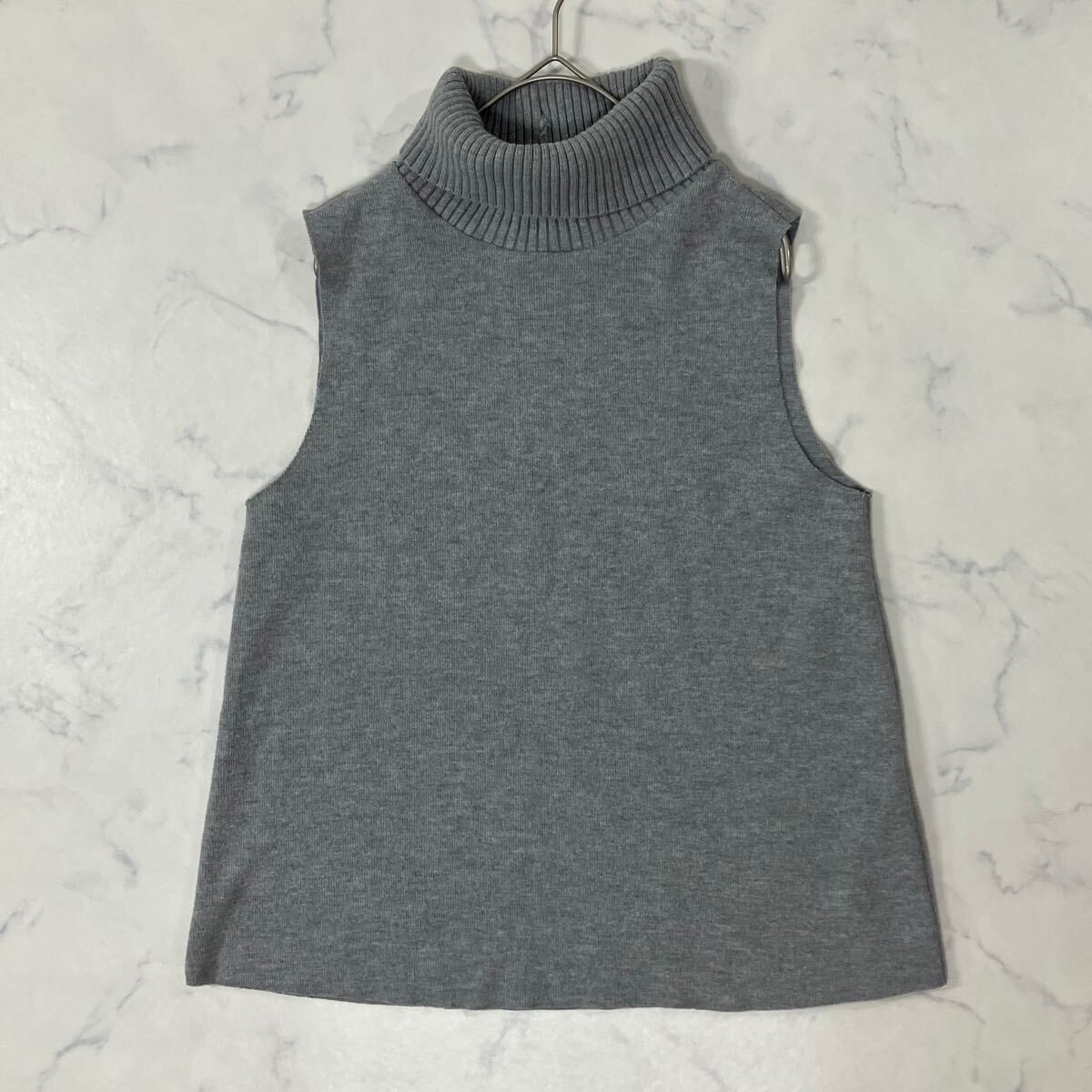 美品 ZARA ザラ ワントーン カットオフ タートルネック リブ ノースリーブ ニット グレー M_画像1