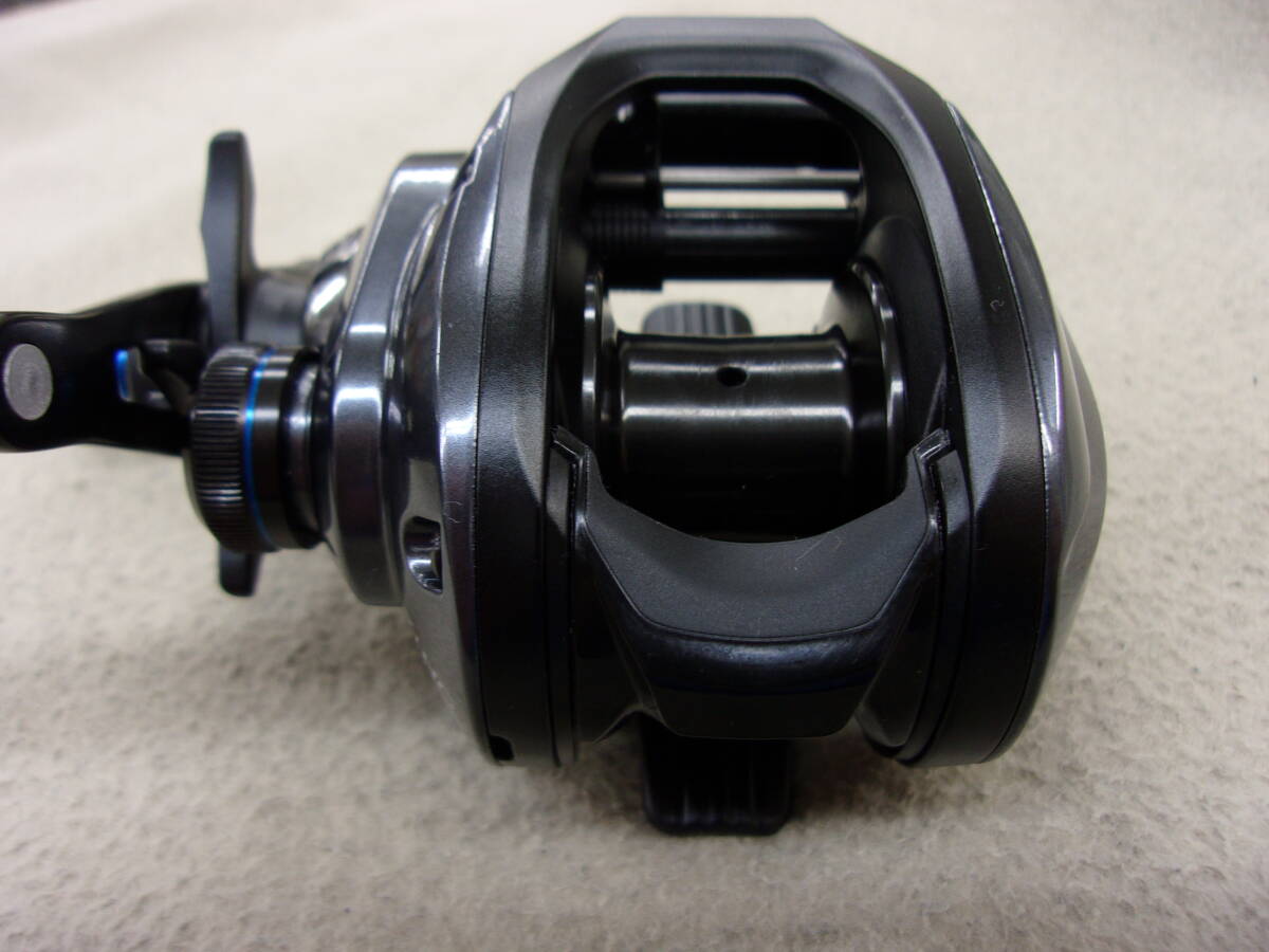 シマノ 23 SLX DC 71HG 未使用 本体のみです 左巻き ギア比7.2 シマノ 23 SLX DC 71HG 未使用 本体のみです 左巻き ギア比7.2