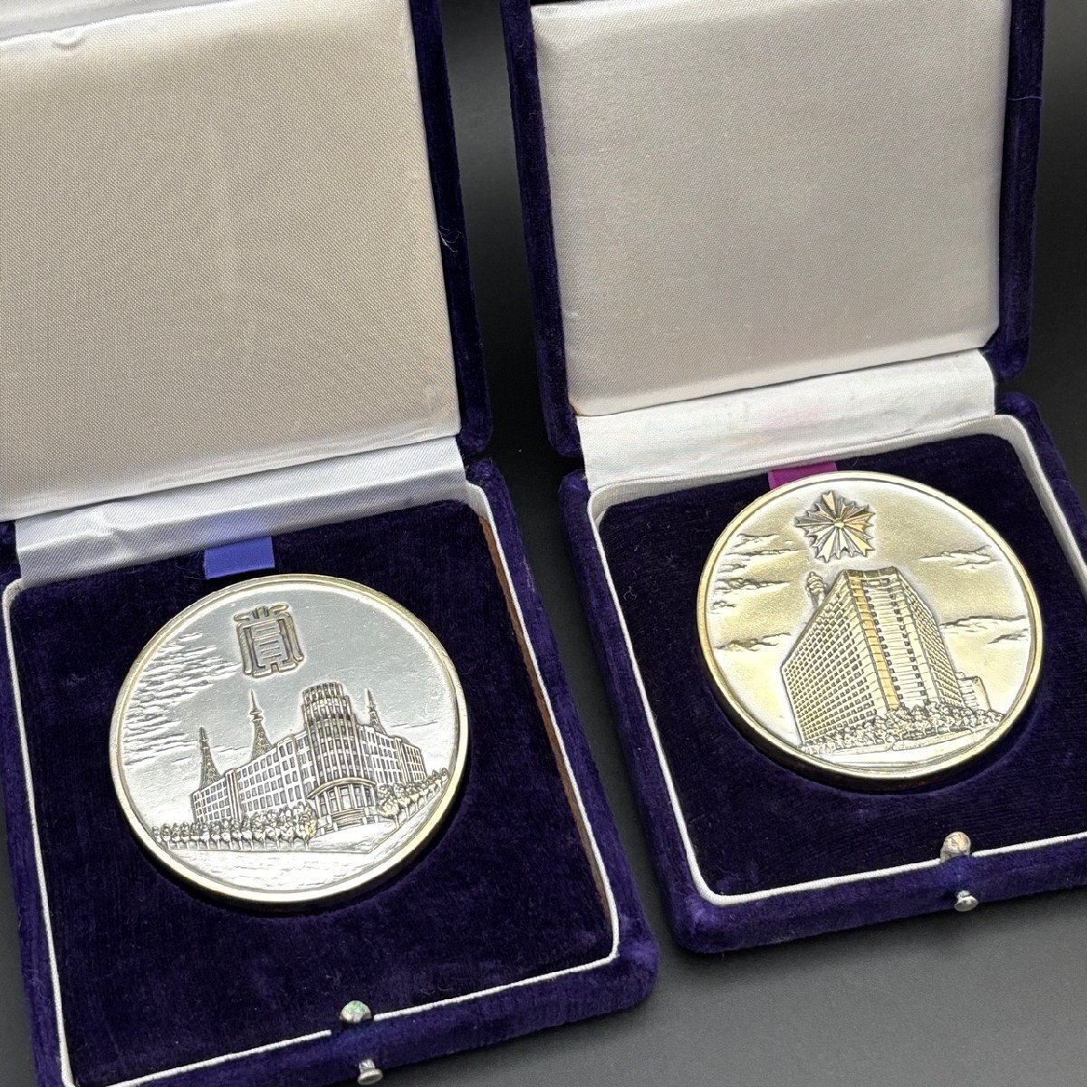 74. 警視総監　寄贈　メダル　専用ケース付 警視総監 贈 メダル 箱付 警視庁 桜の代紋 - メルカリ